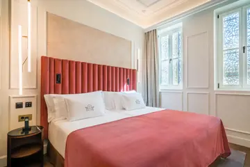 8 palacio gran via kamer roze bed