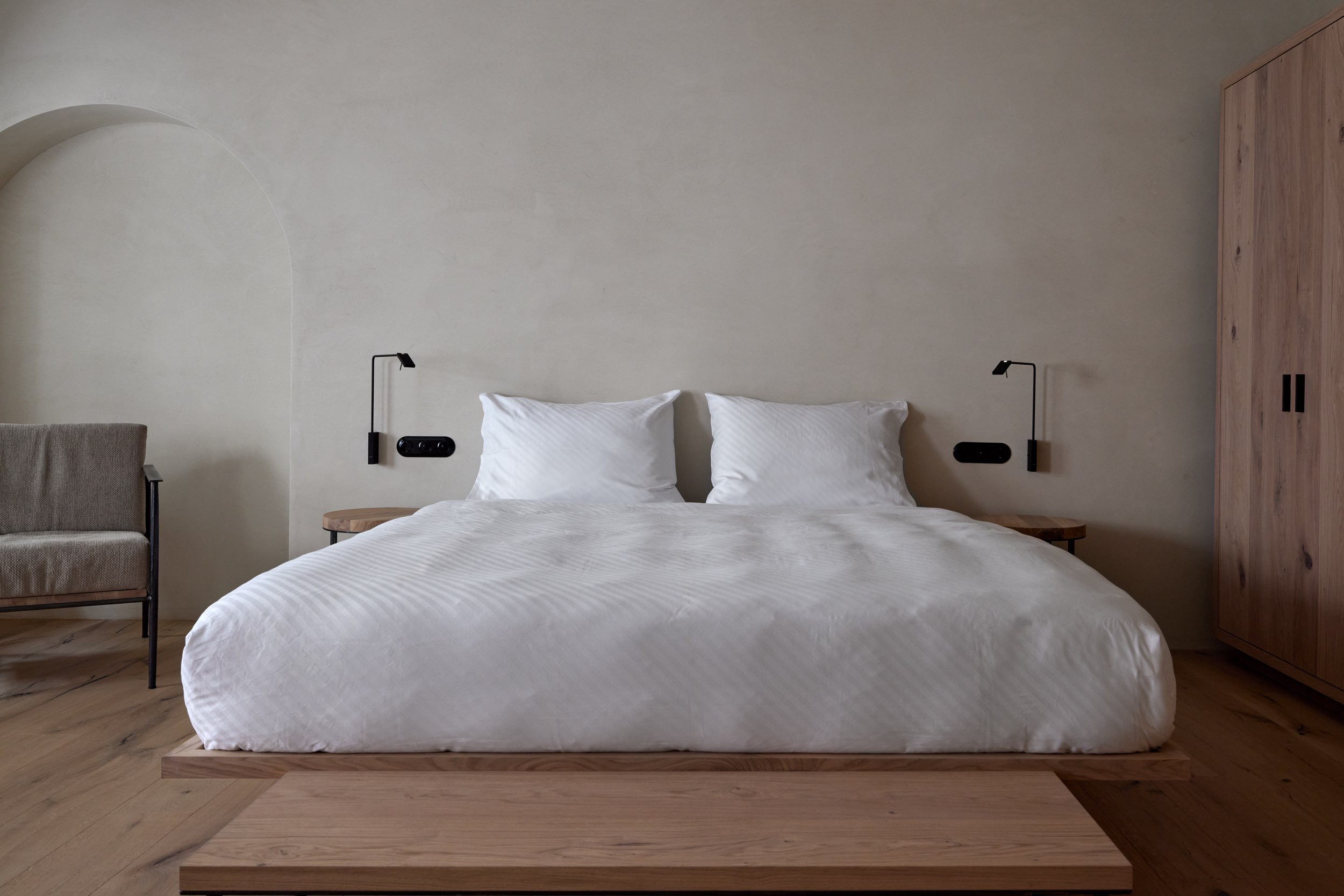 4 groot bed in ruime kamer