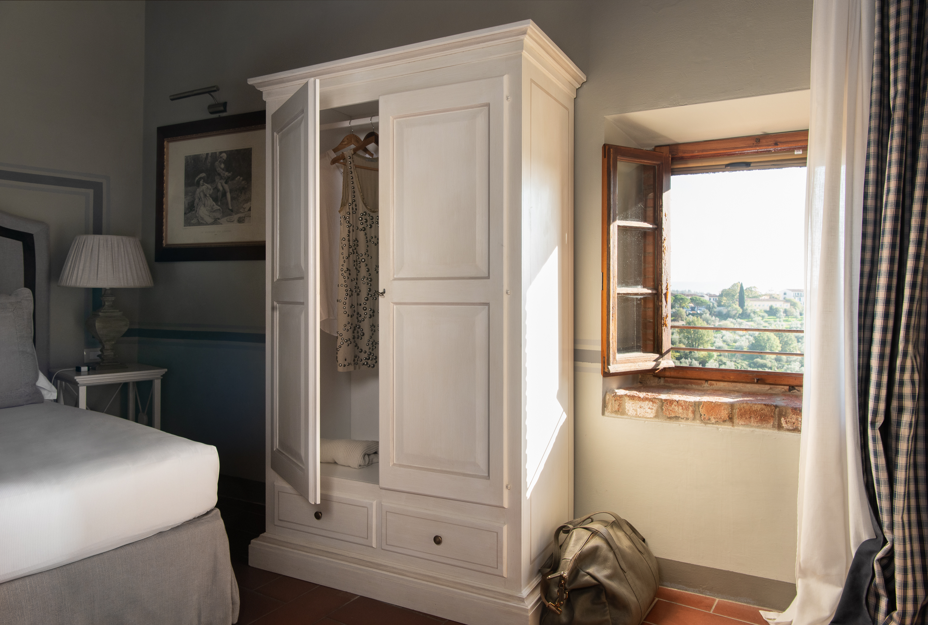 9 junior suite met groot kast en raam met groene uitzicht
