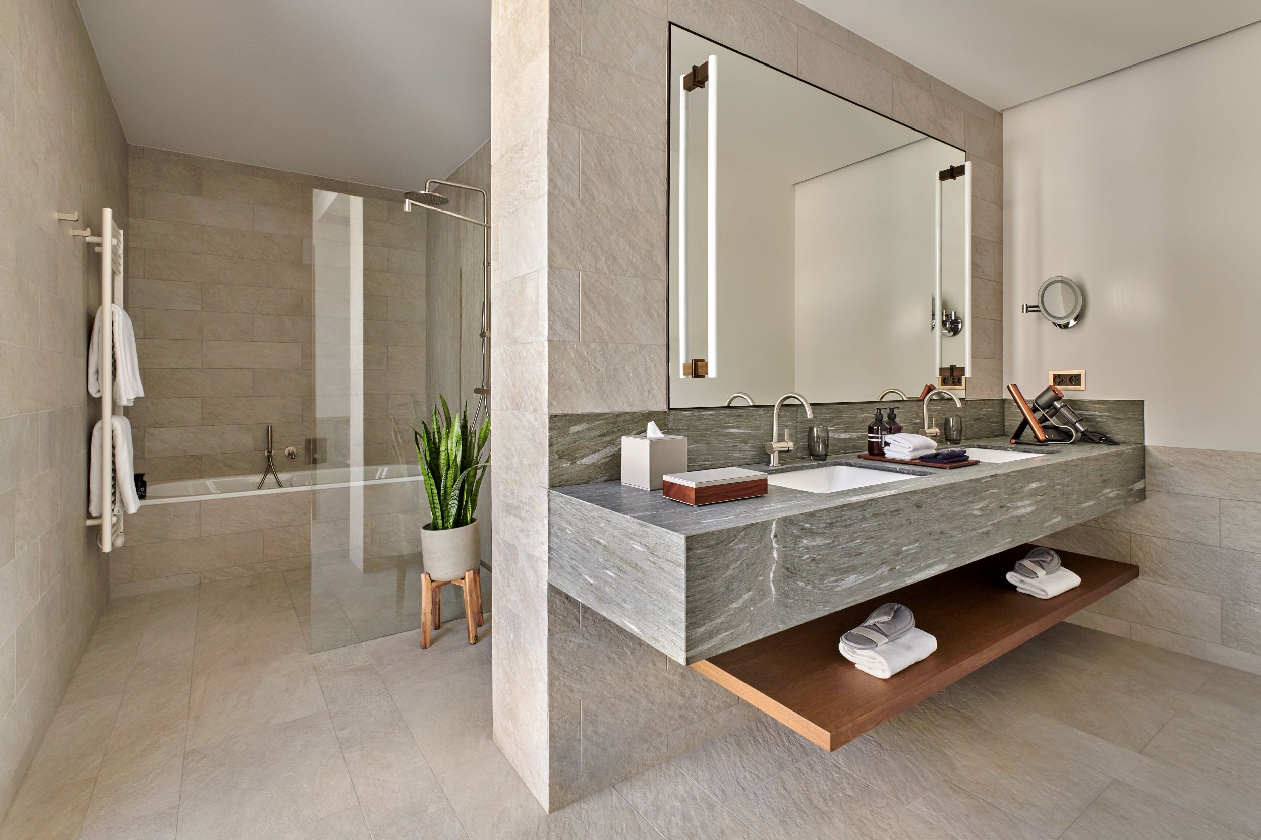 1 grote badkamer