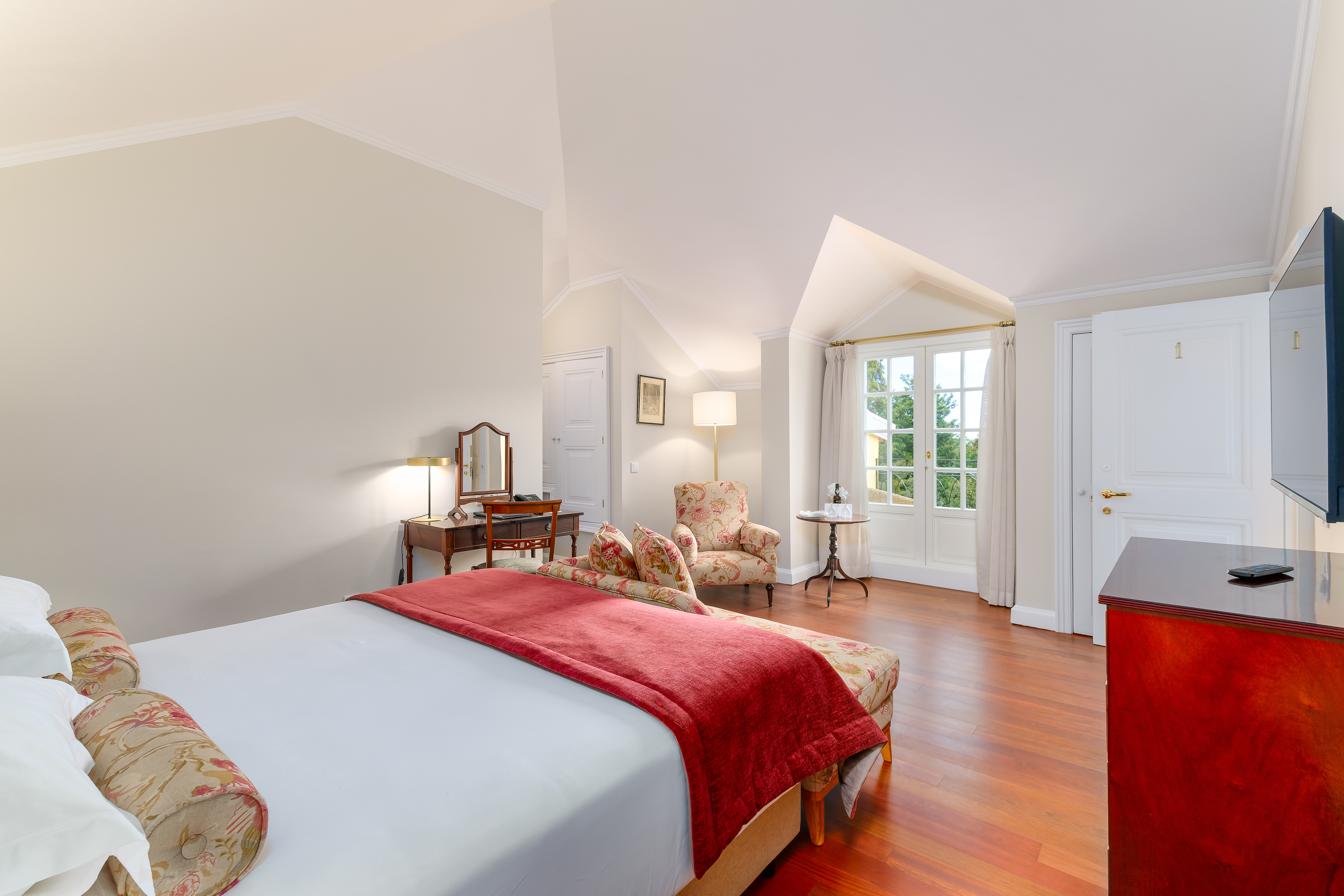 11 big bedroom with red detail