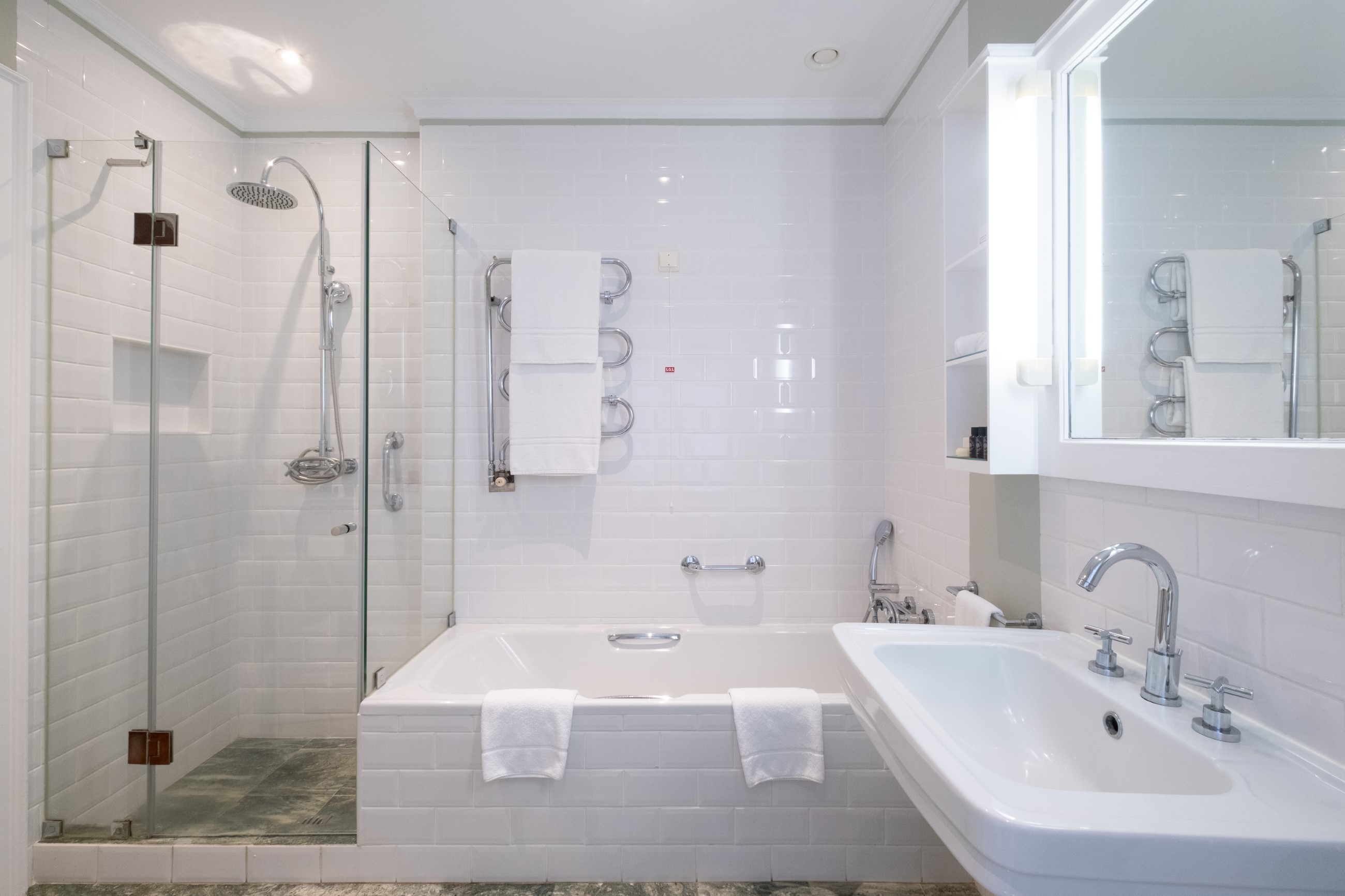 17 deluxe room bathroom