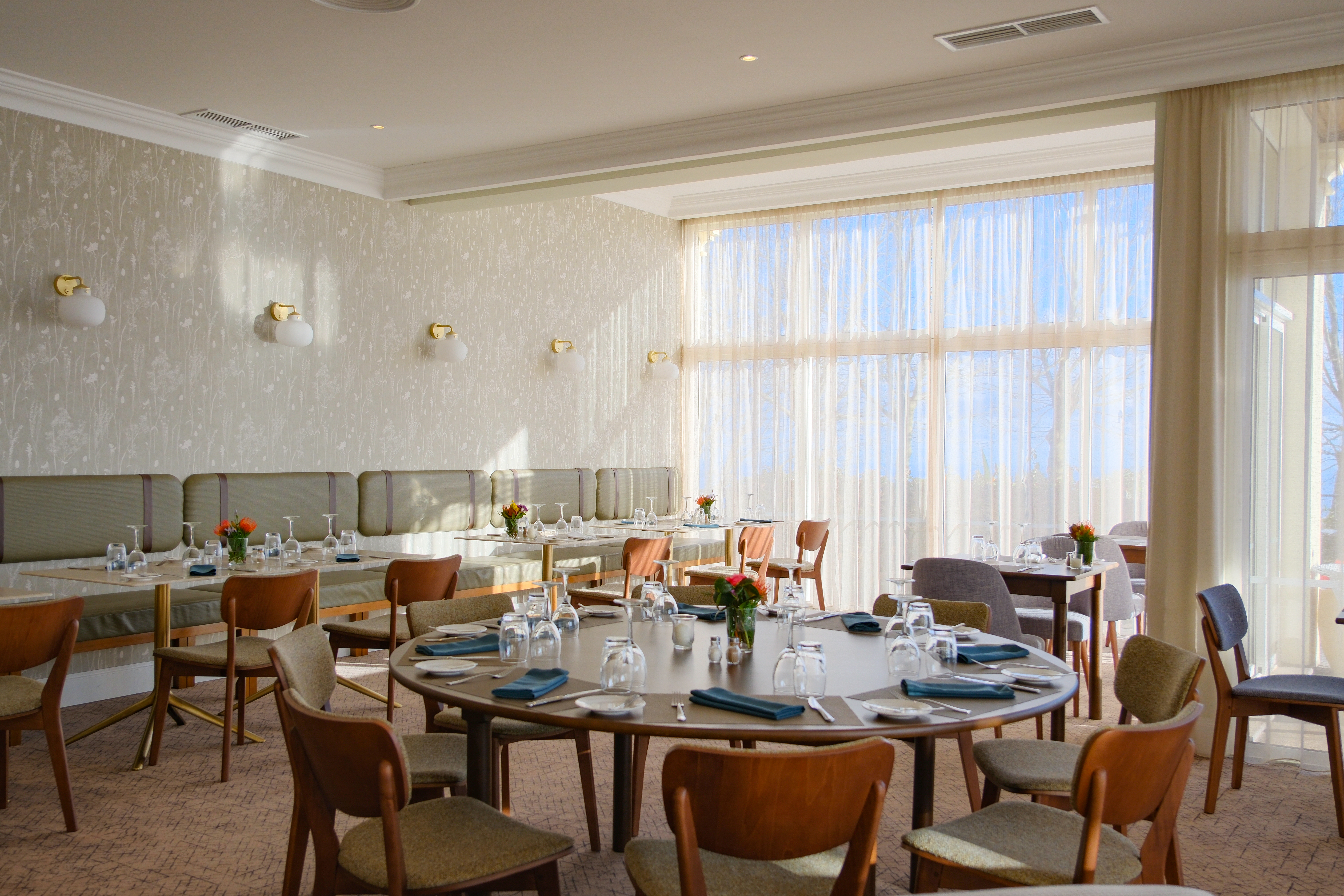 20 restaurant round tables