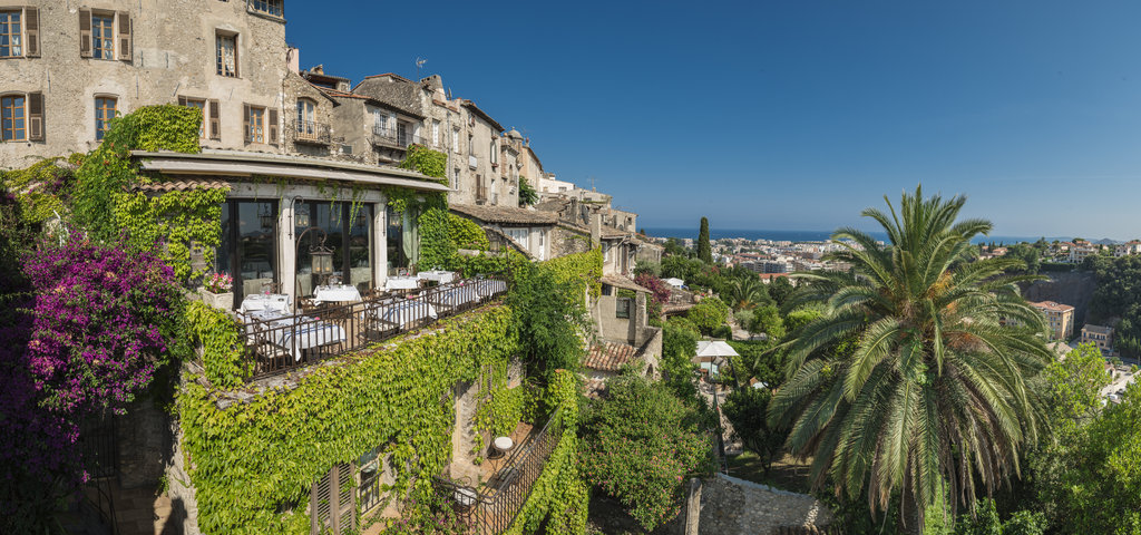 1 restaurant with terrace