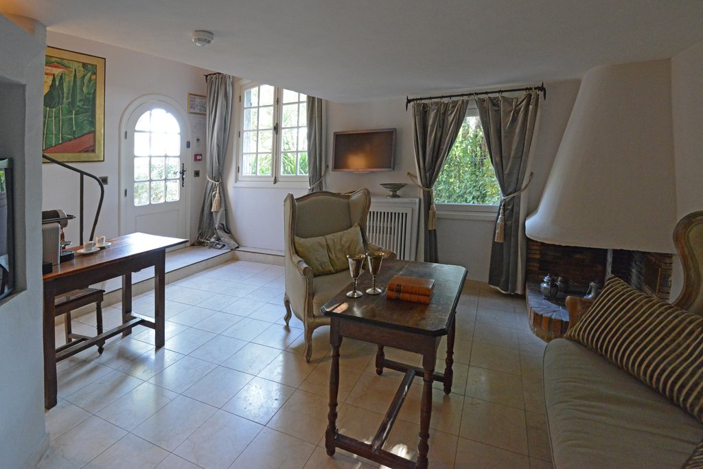 suite with balcony entrance