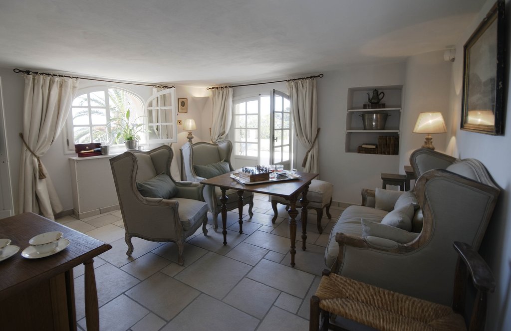 suite with terrace living room