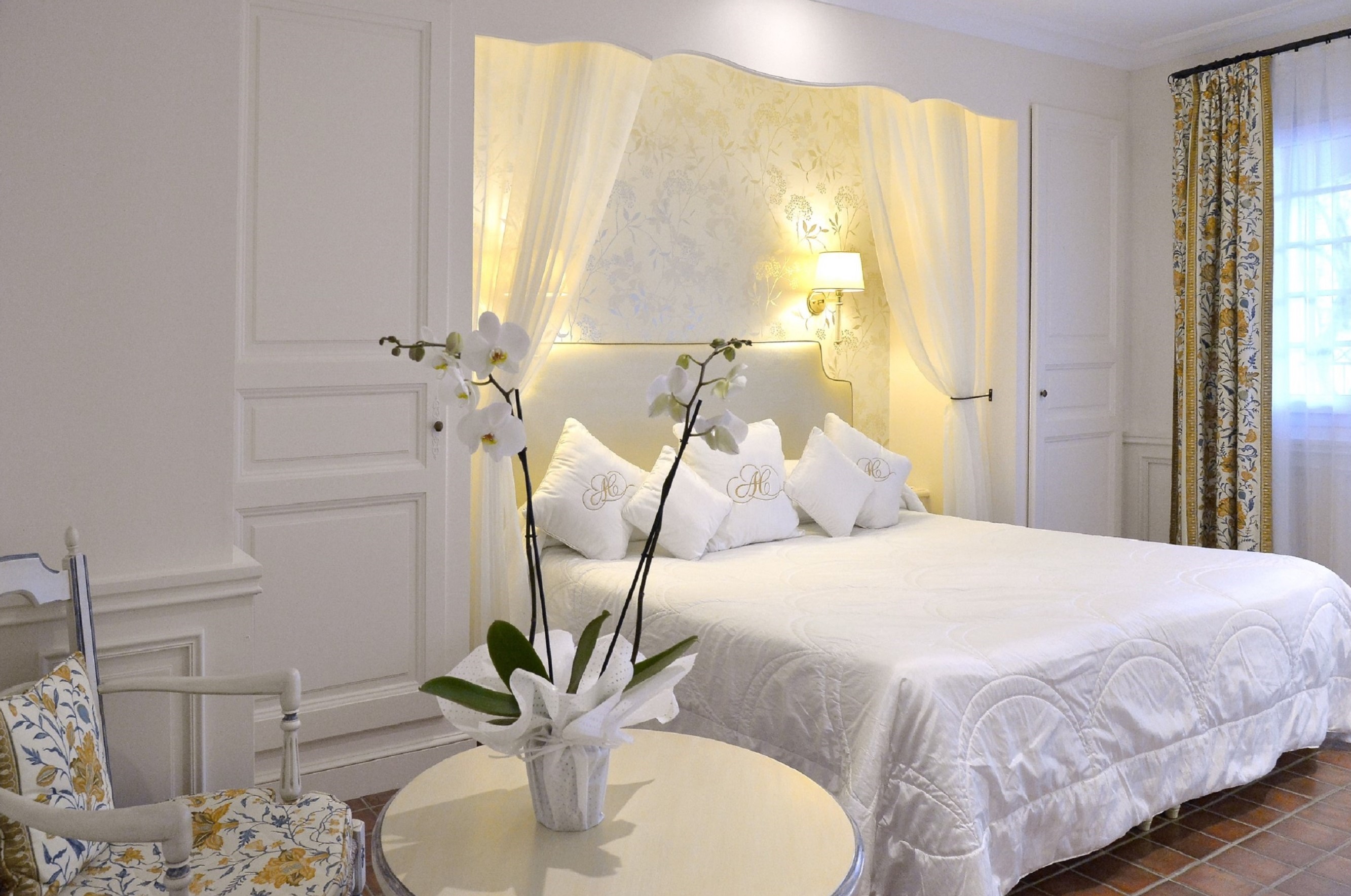 3 aubergedecassagnespa hotel chambre luxe superieure lit orchidee table