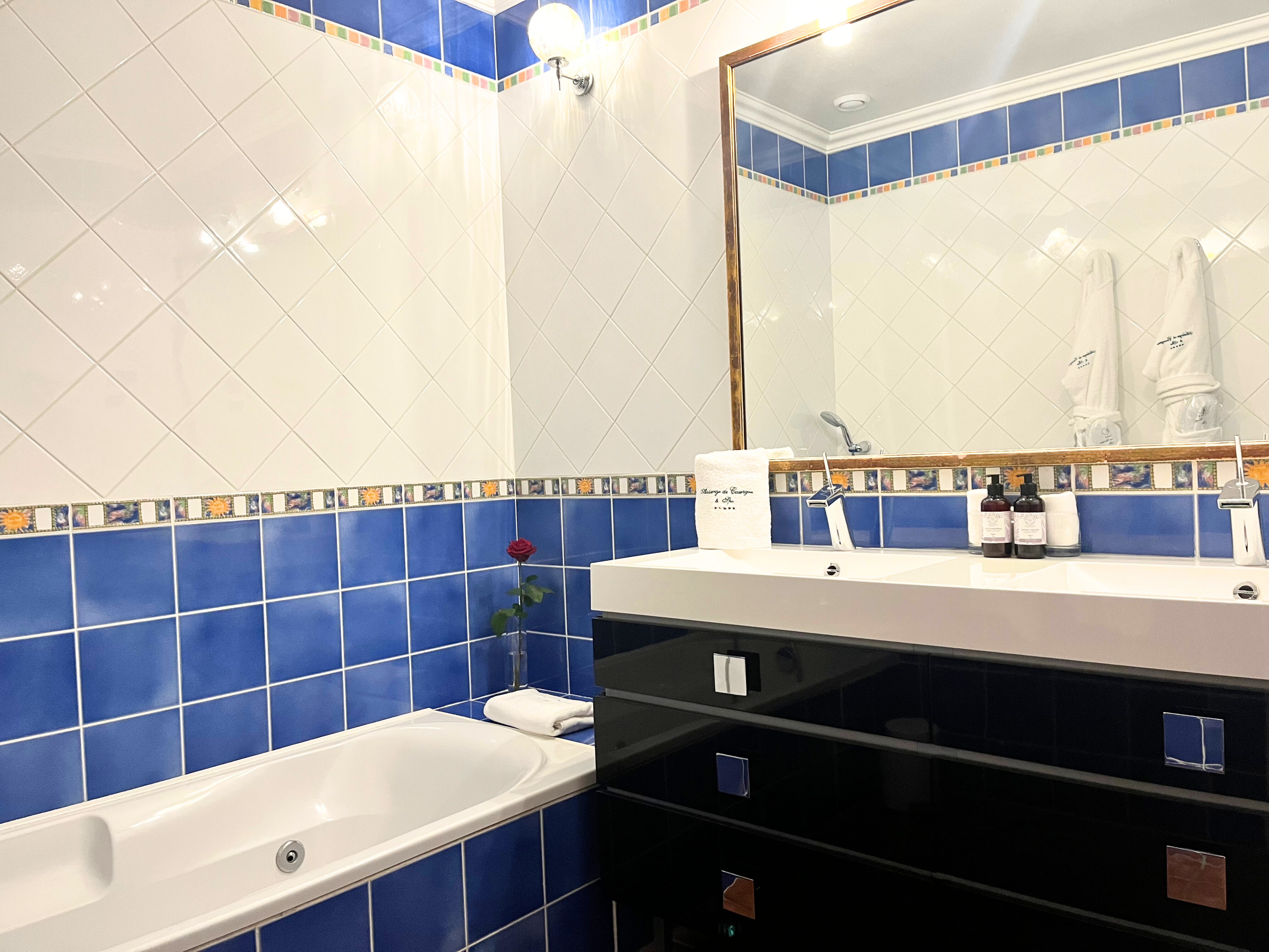 aubergedecassagnespa hotel chambre luxe balcon salle de bain baignoire vasques