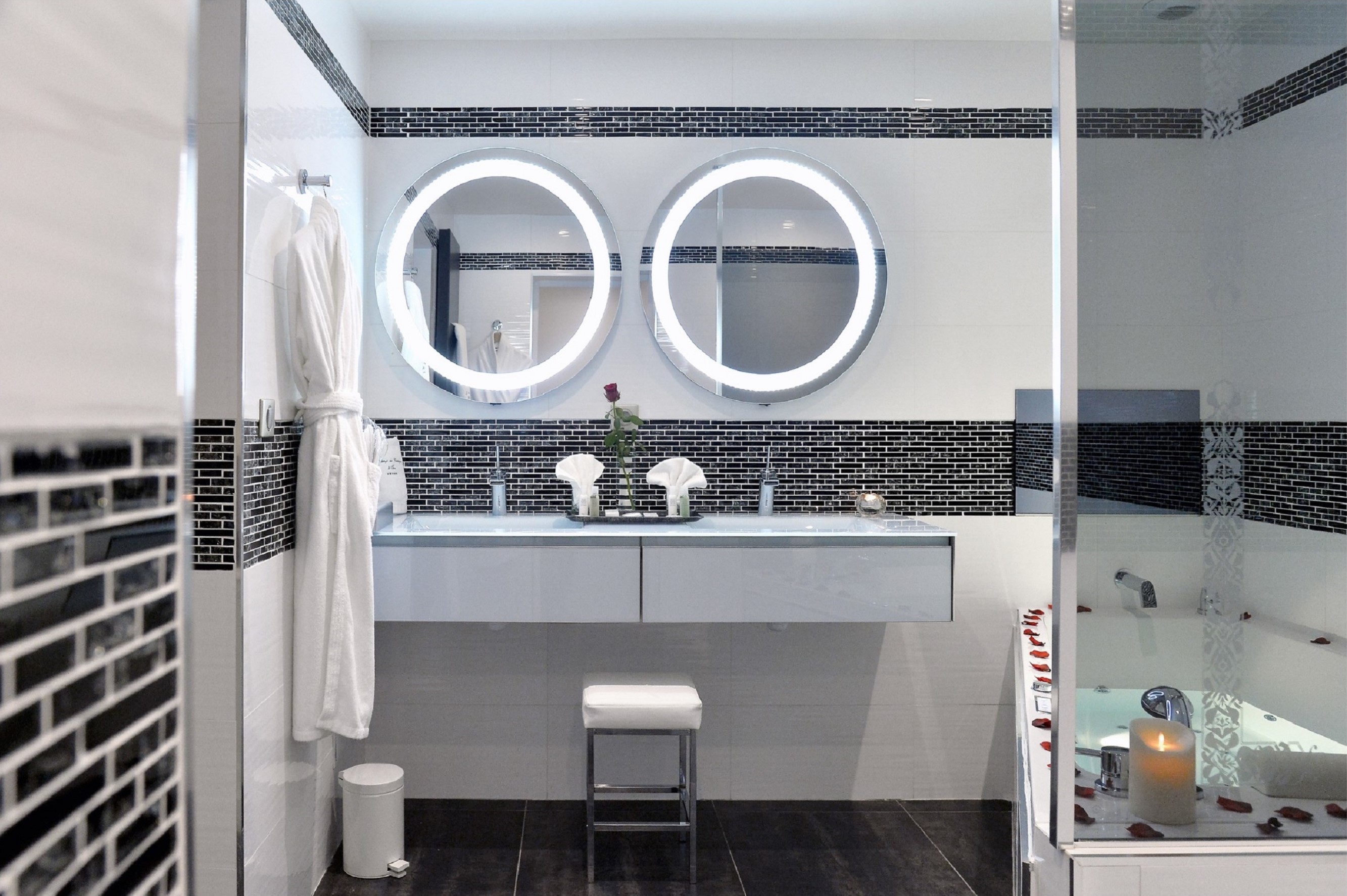 aubergedecassagnespa hotel suite jardin salle de bain jacuzzi