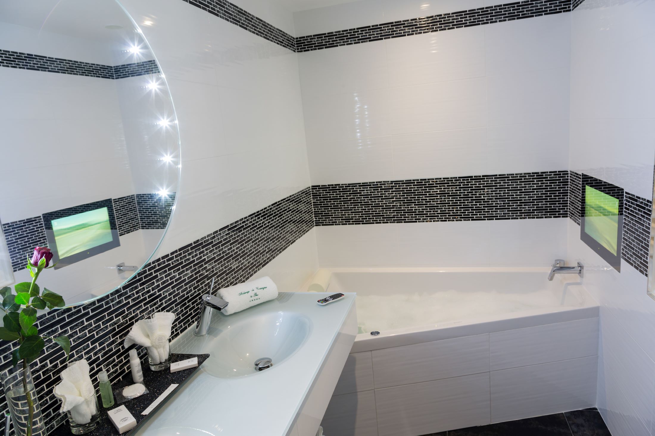 aubergedecassagnespa hotel suite piscine salle de bain jacuzzi television kopie