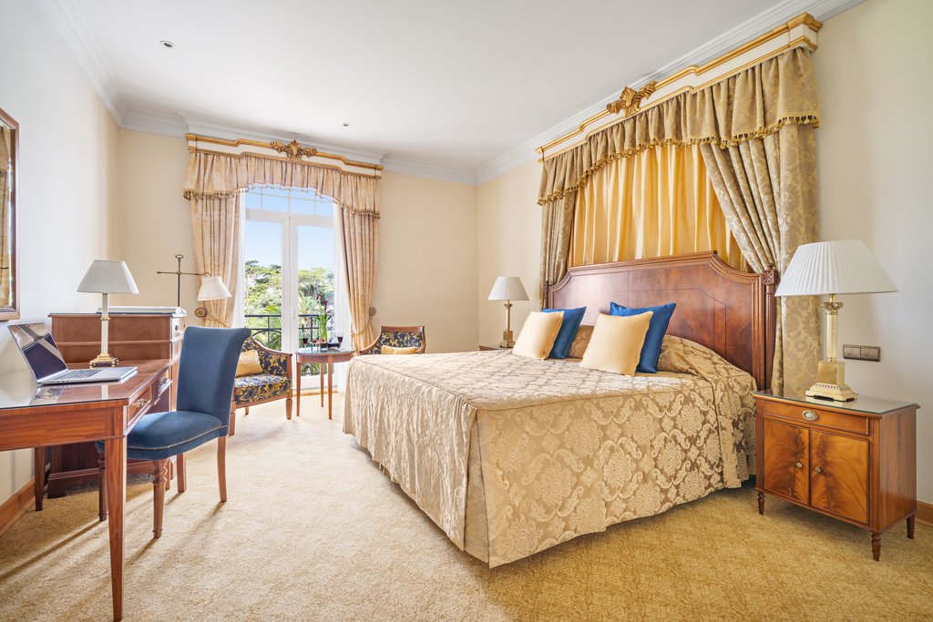 deluxe palacio suite bed