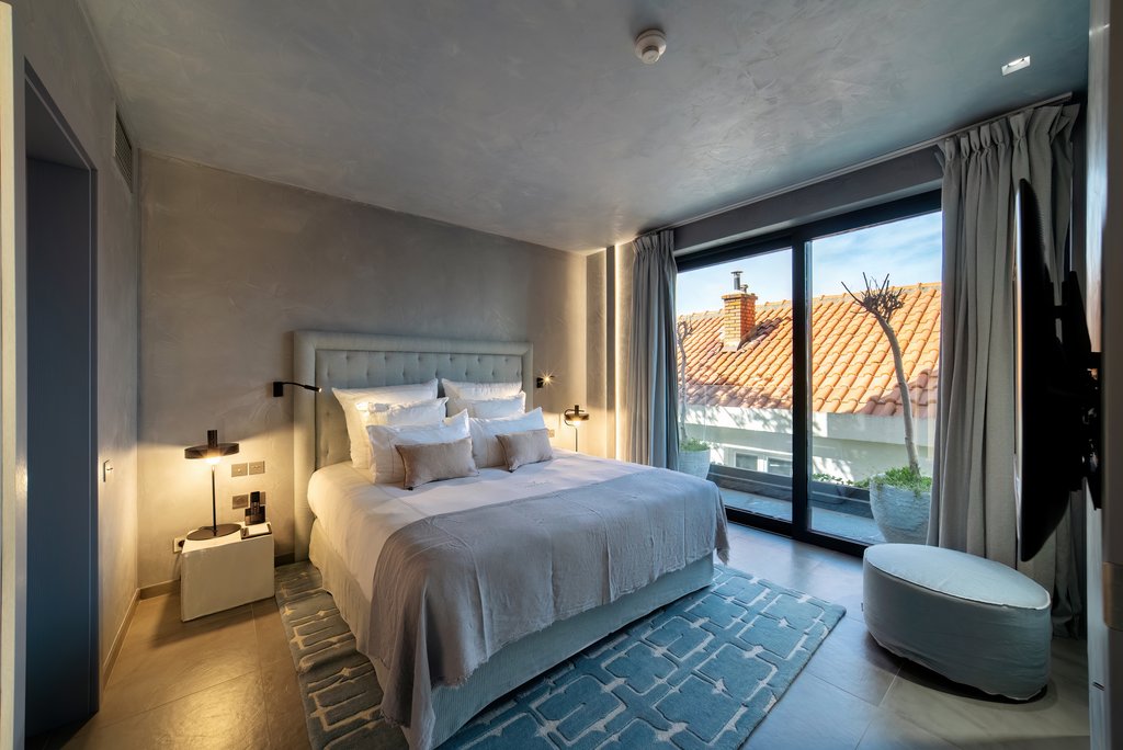 11 junior suite bedroom