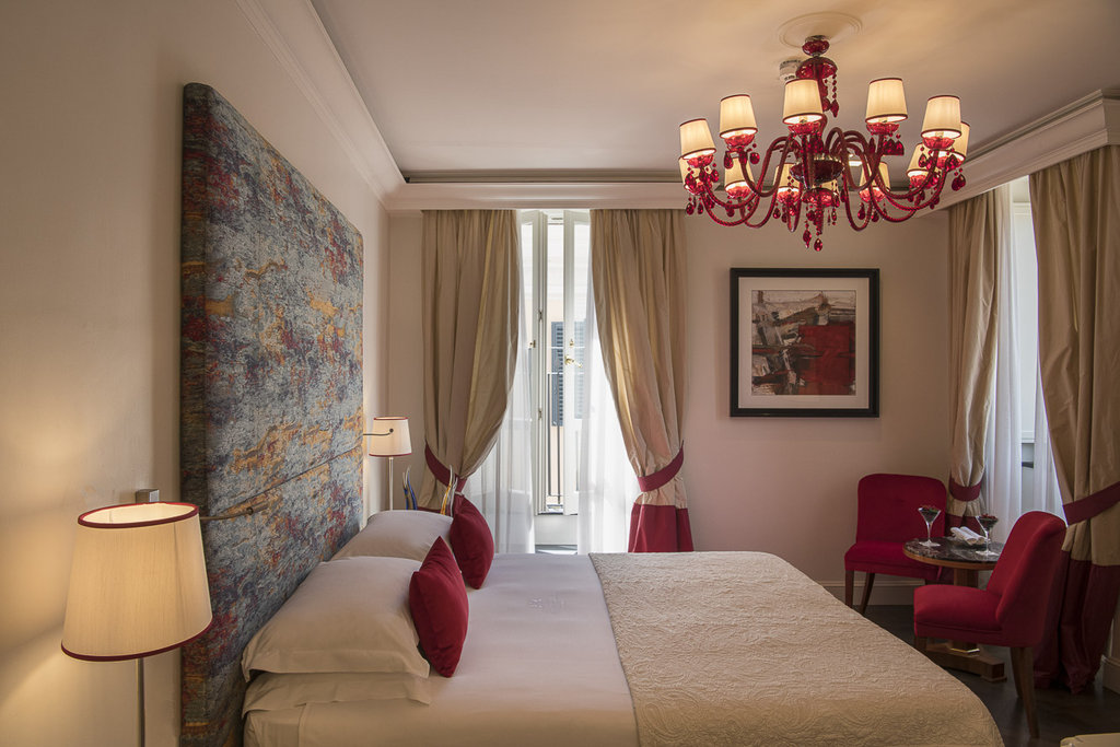deluxe room red detail