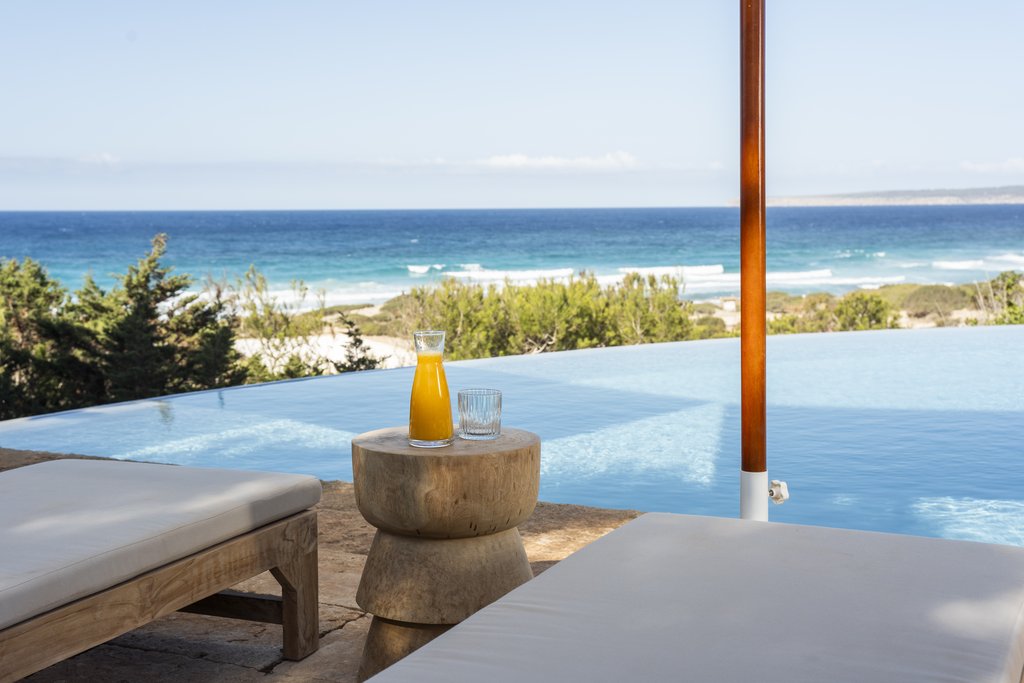 8 pool with sea view