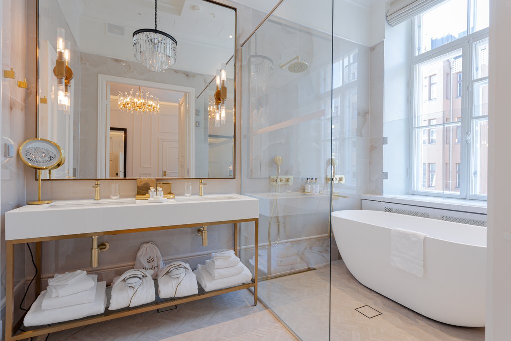 deluxe room bathroom