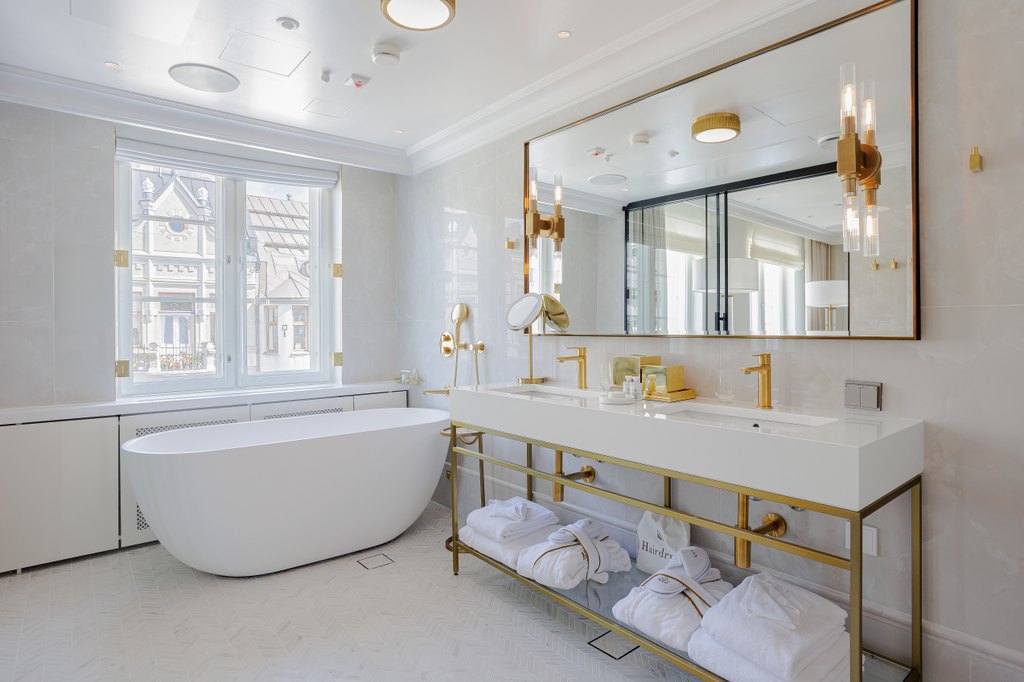 premier deluxe room bathroom 2