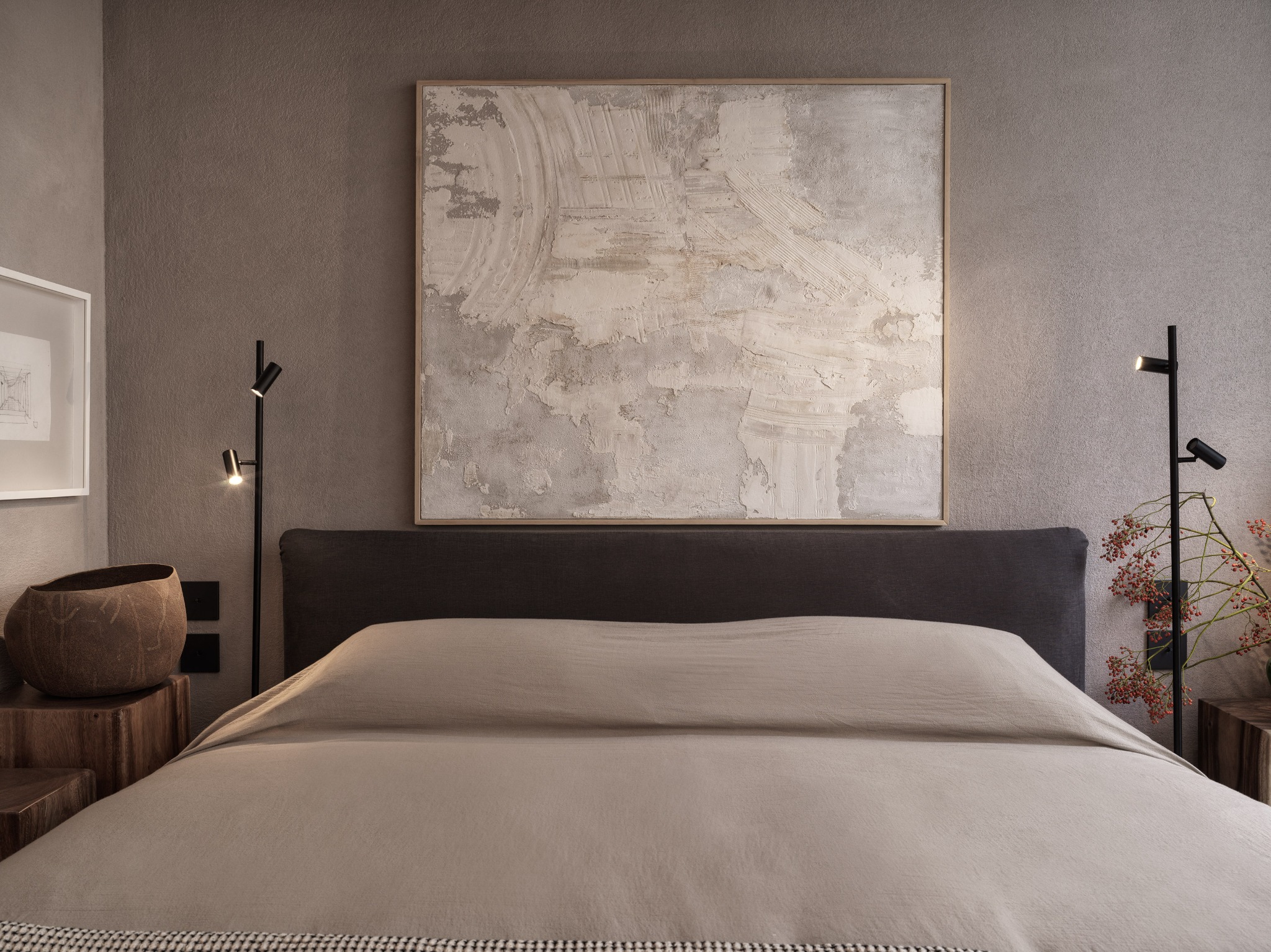 monastik living minimalistische slaapkamer met abstract kunstwerk caractere