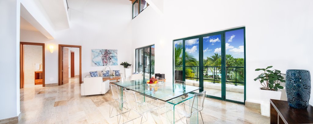 18 presidential suite living room area