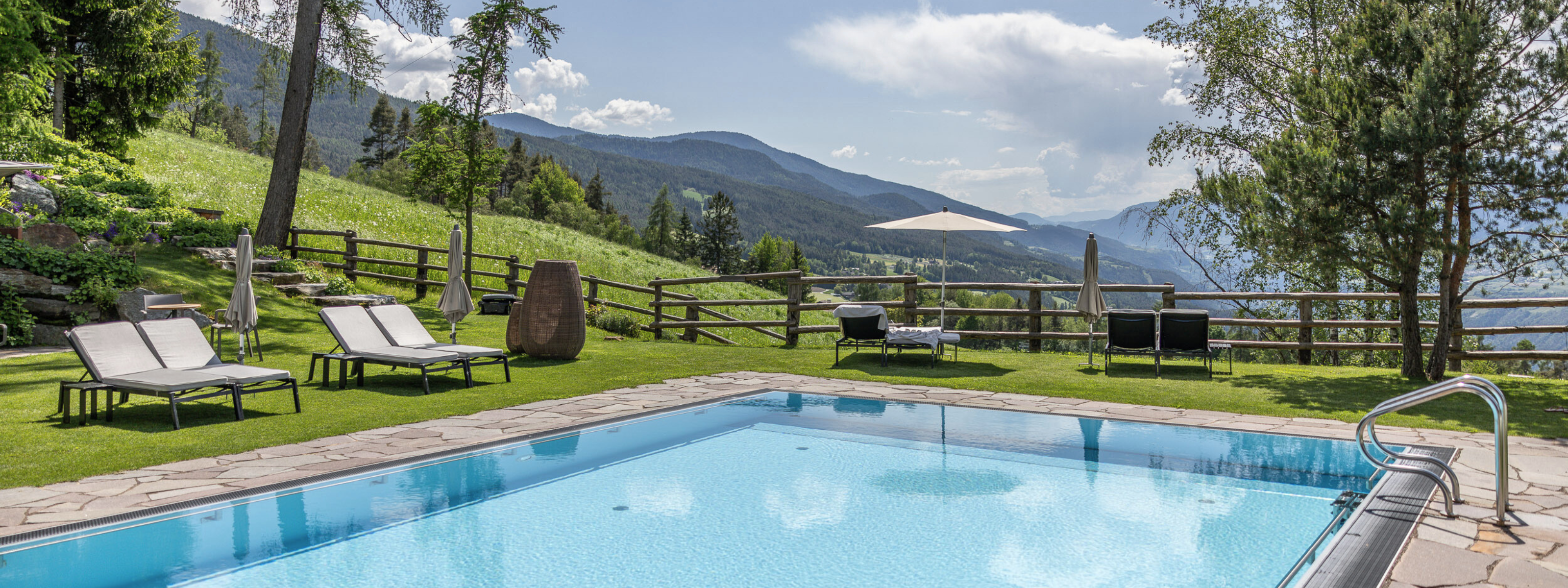 my arbor zwembad met uitzicht op bergen