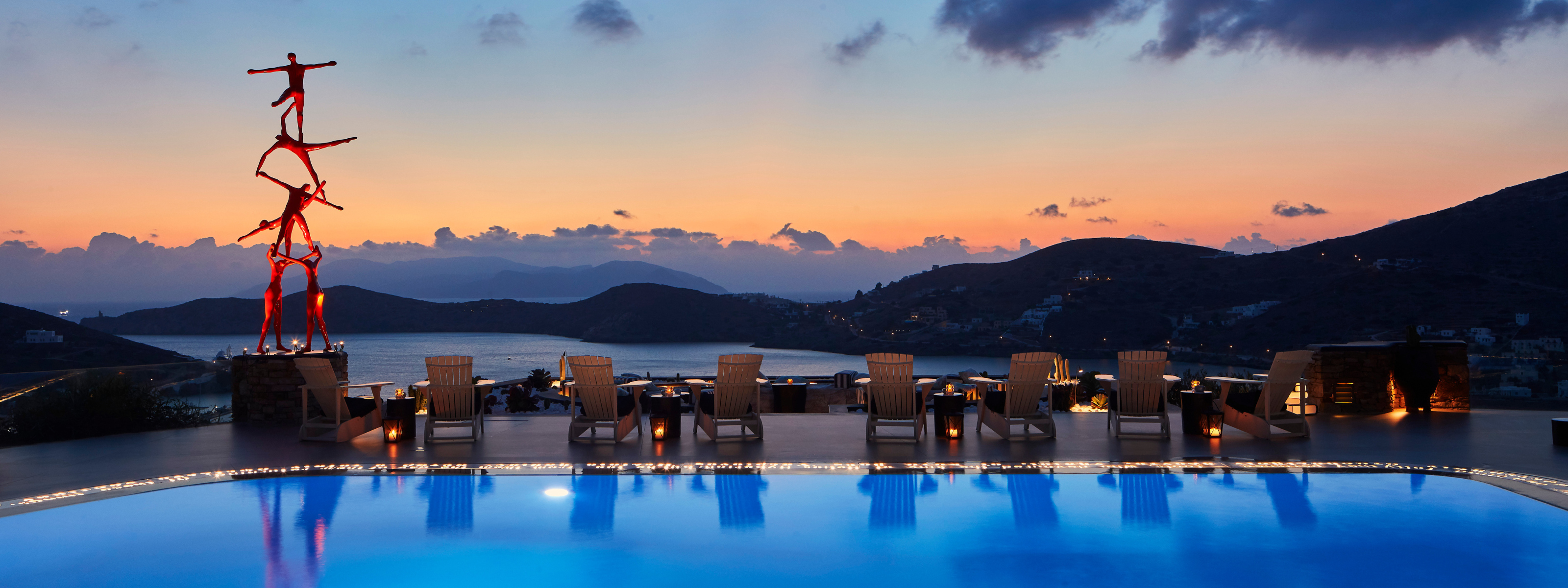 zwembad met uitzicht op haven