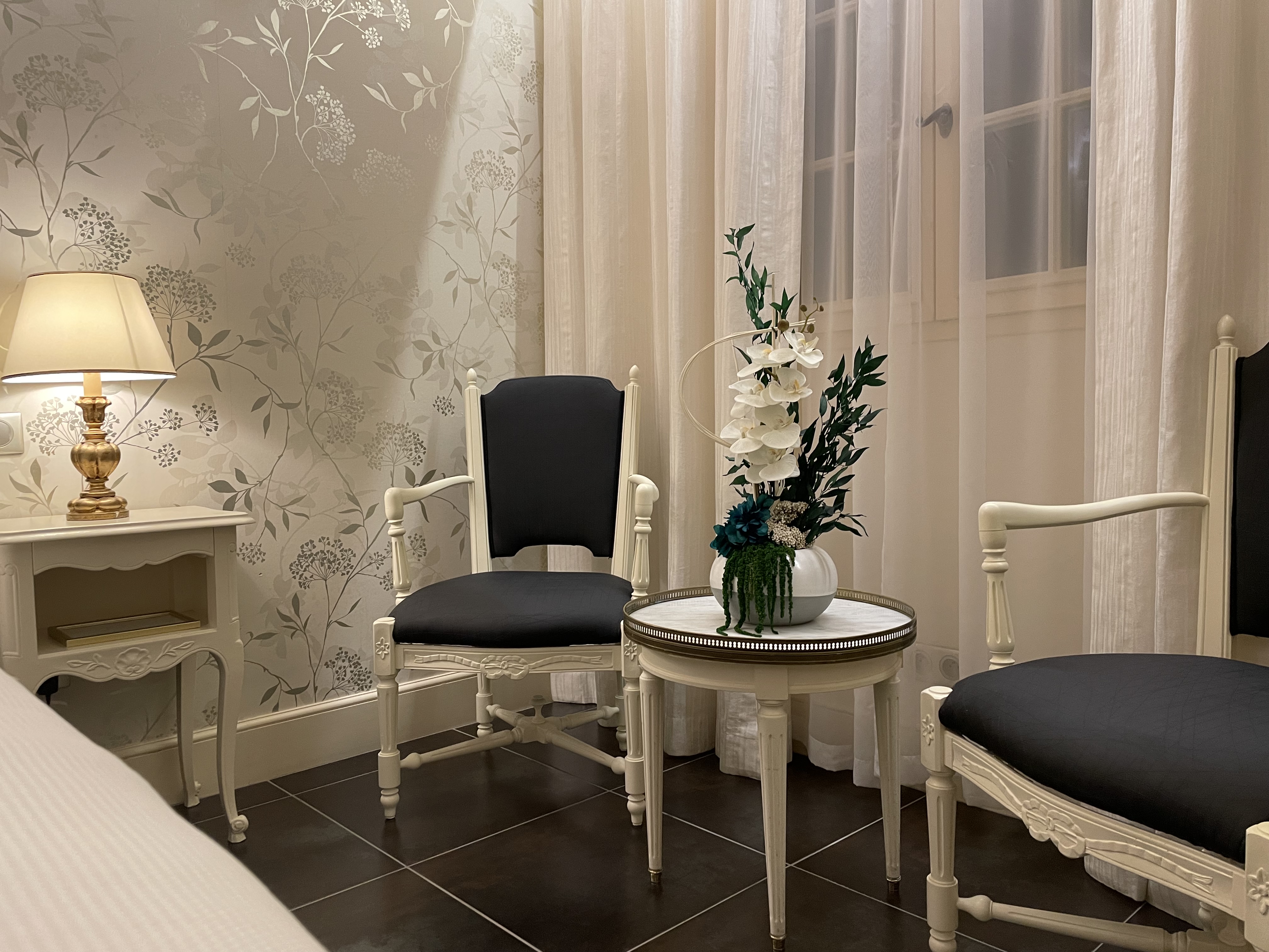 aubergedecassagnespa hotel luxe terrasse table fleurs