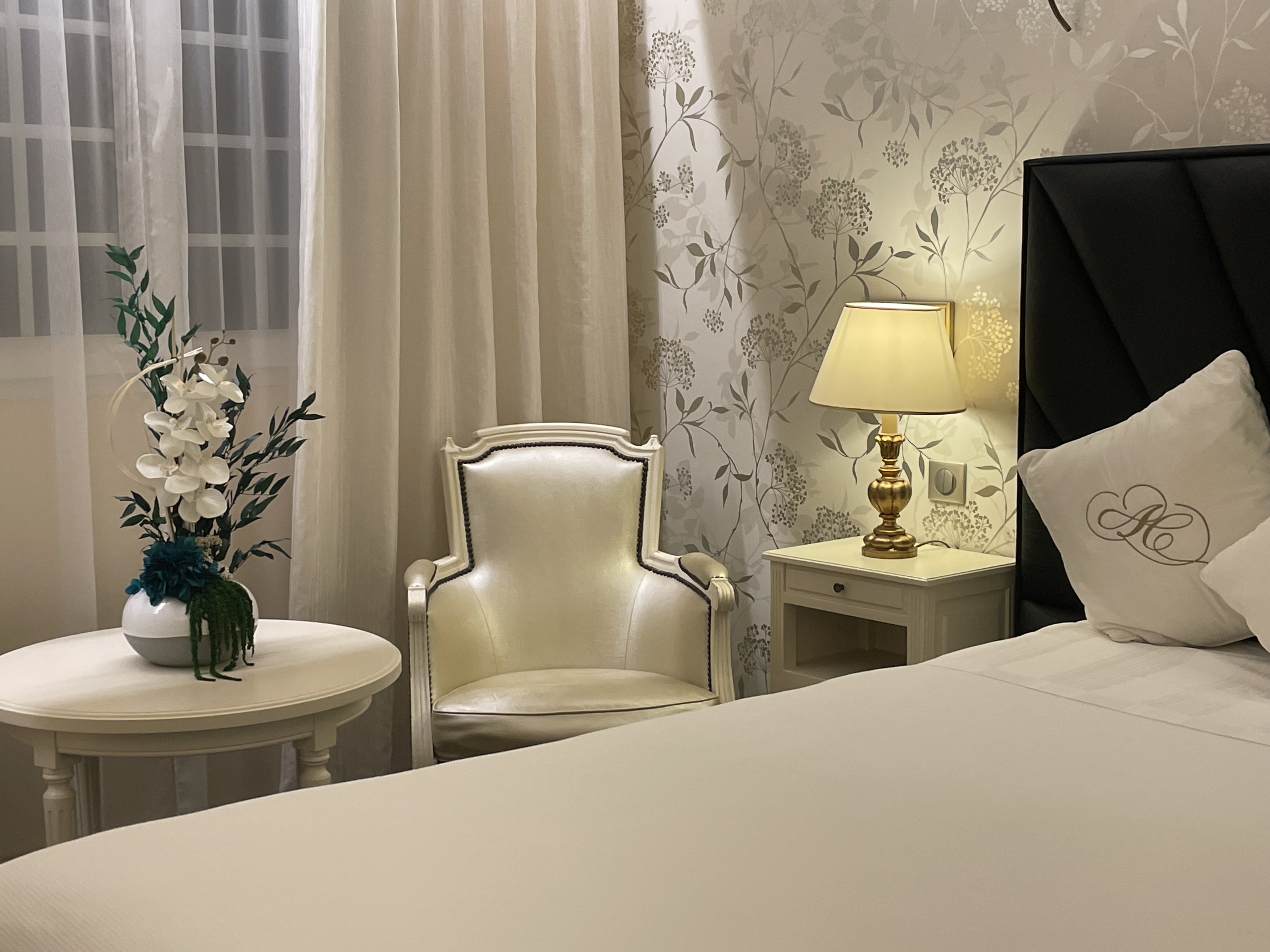 aubergedecassagnespa hotel chambre parc terrasse lit