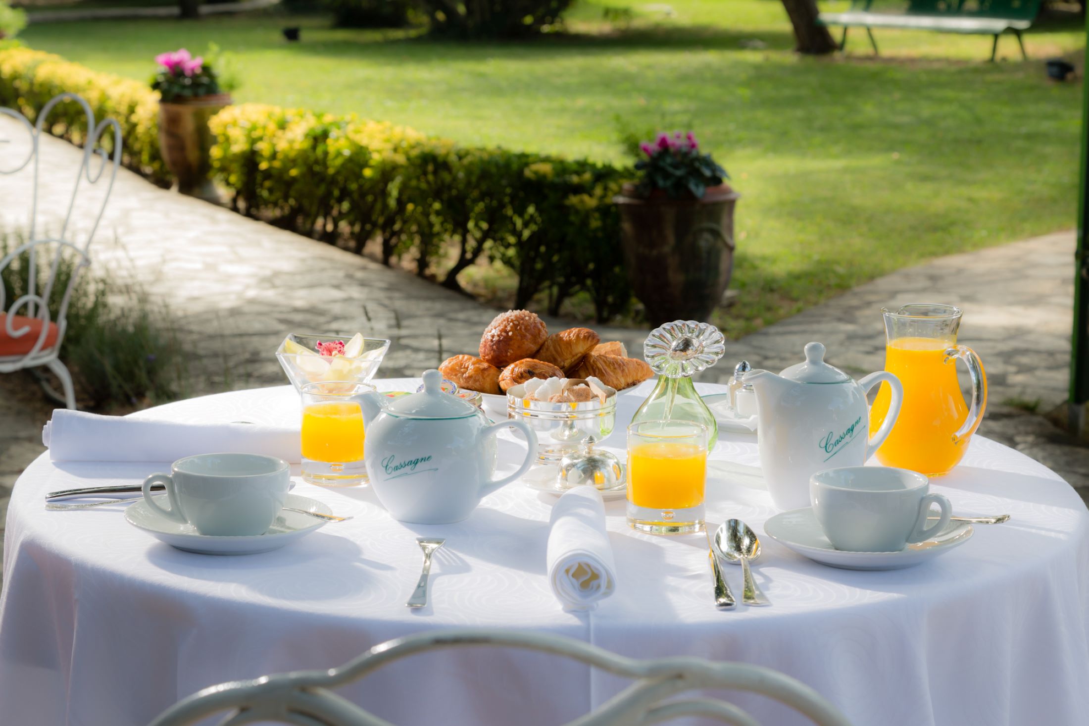 aubergedecassagnespa restaurant terrasse