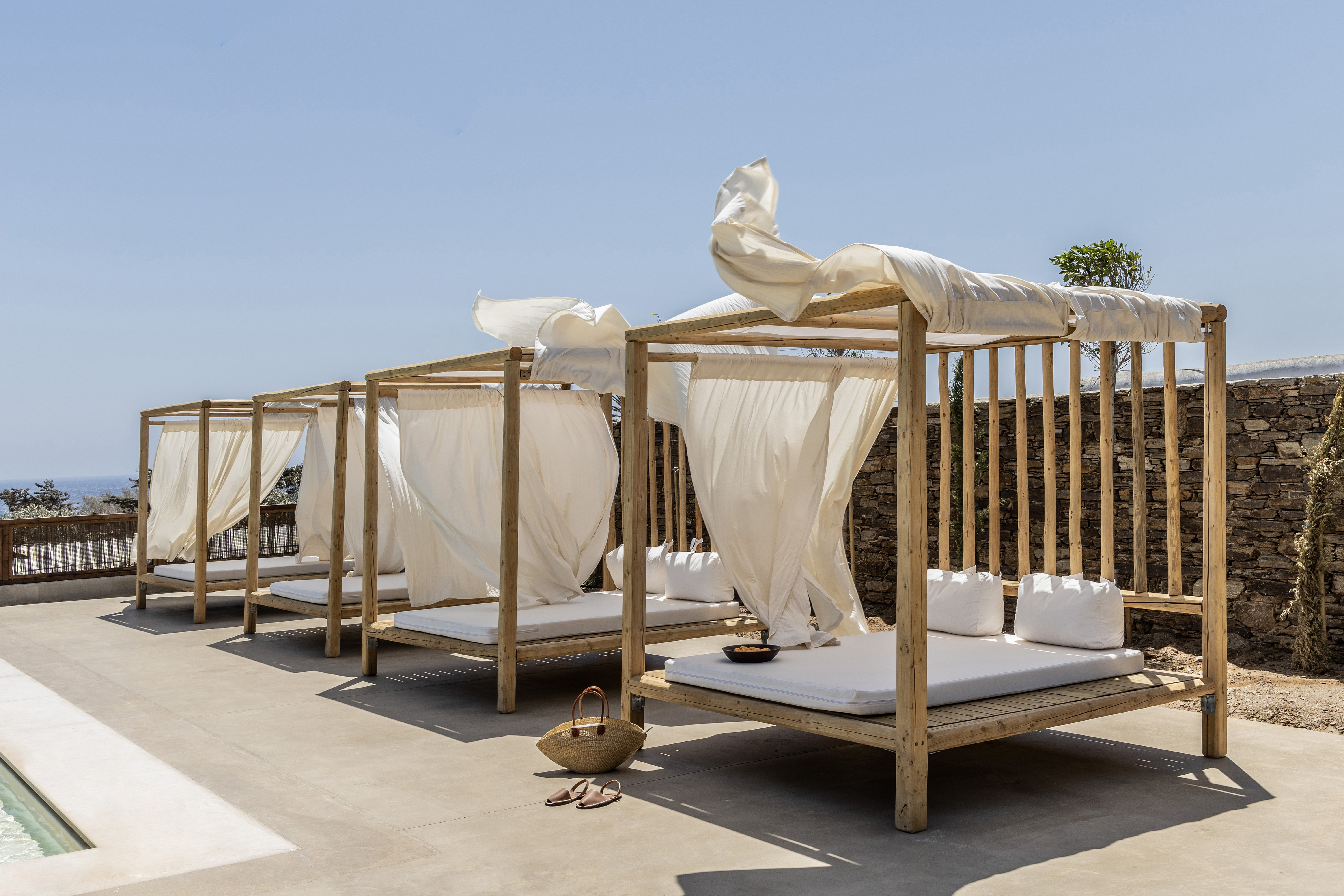 4 sunbeds