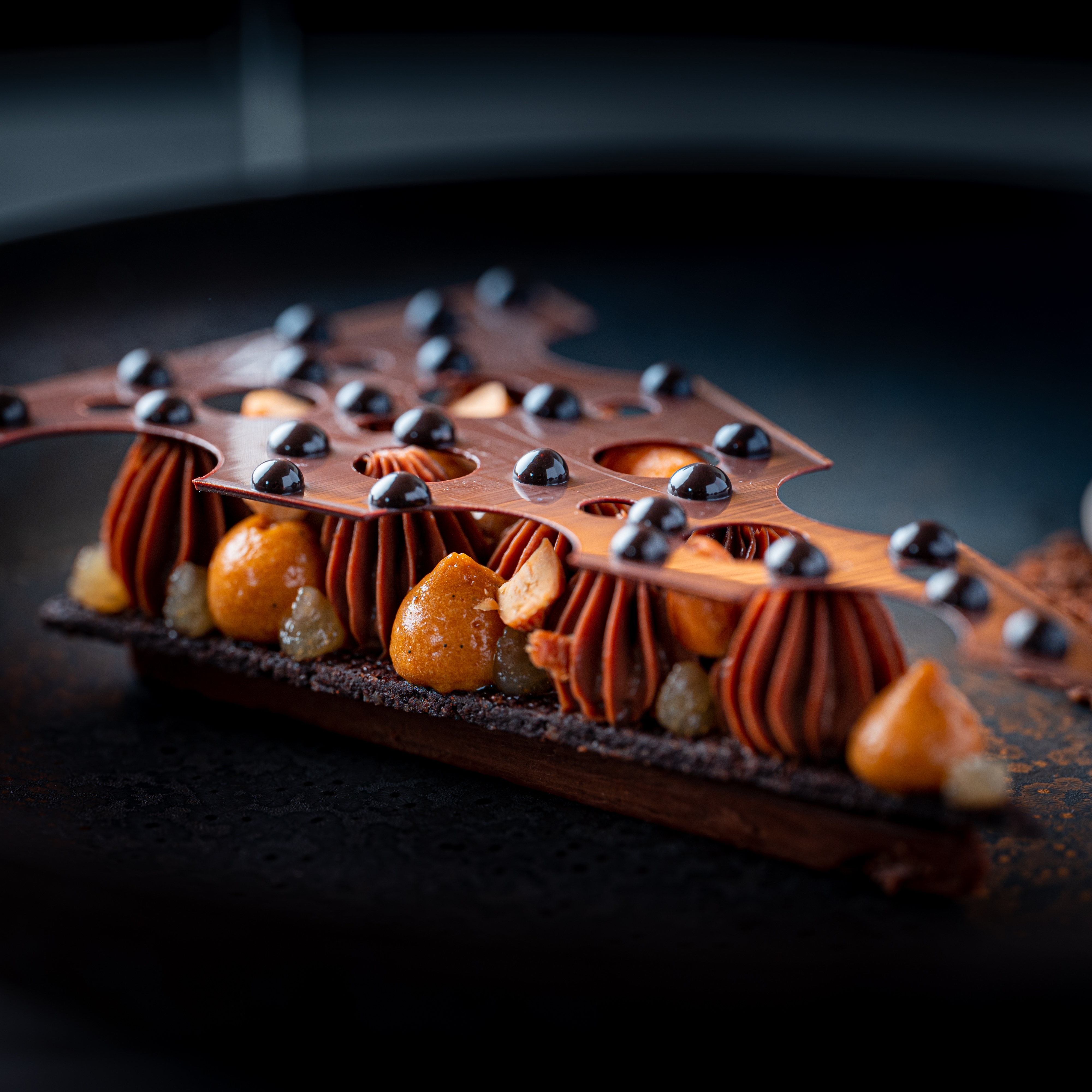 tarte chocolat et caramel fleur de sel cacahuetes caramelisees creme glacee au grue de cacao