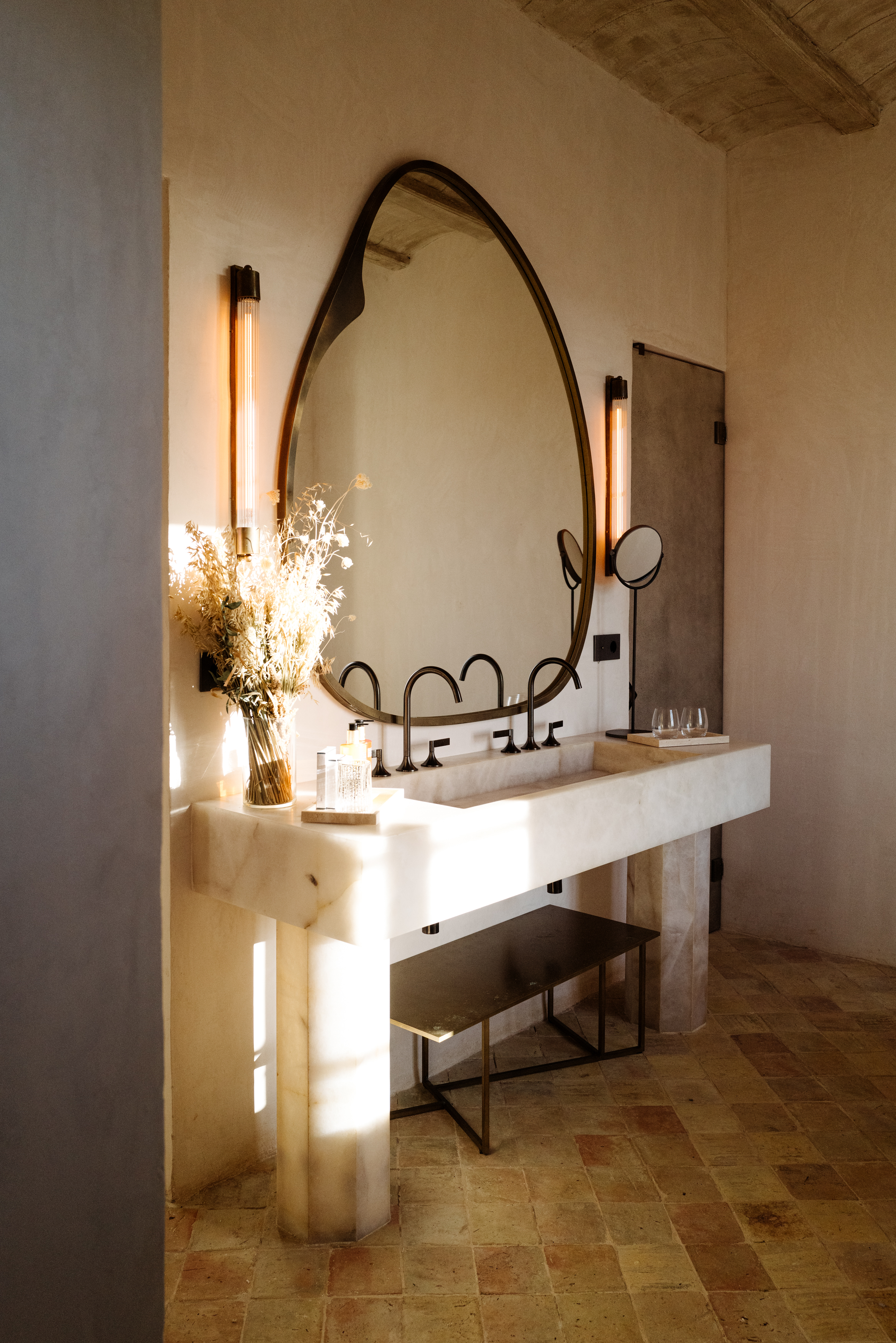 deluxe classic bathroom 3