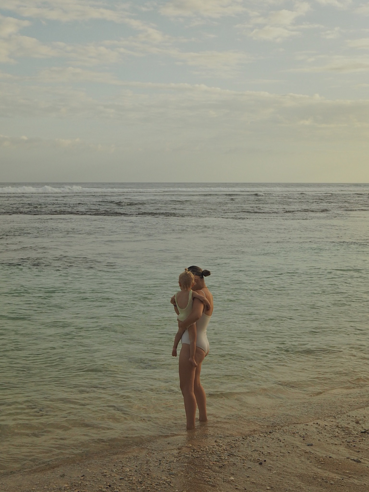 mama en kind in de zee