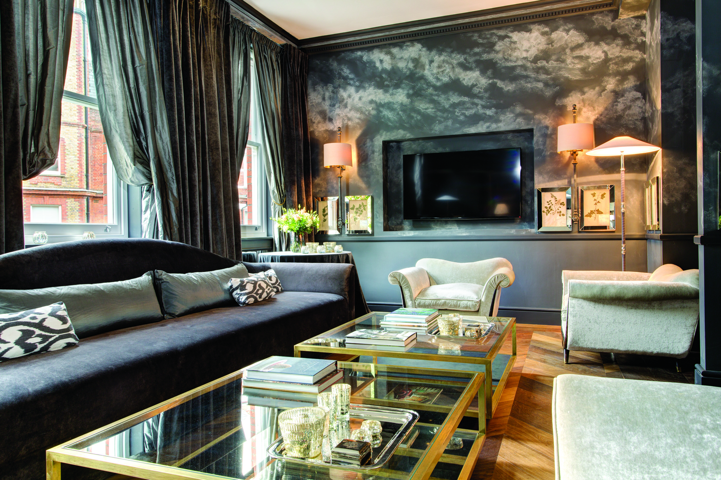 the franklin presidential suite living room tv