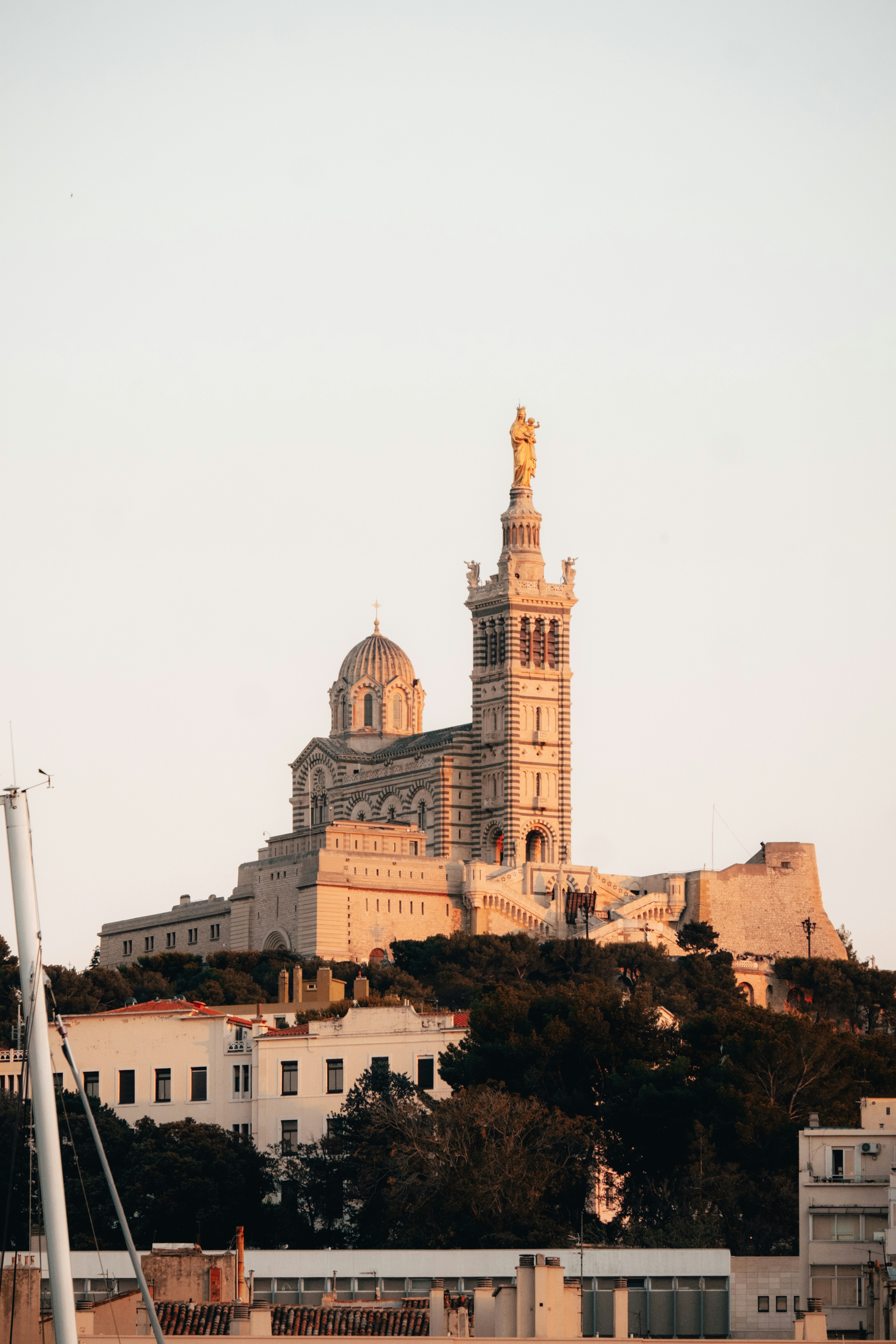 notre dame de la garde rue fort du sanctuaire marseille france