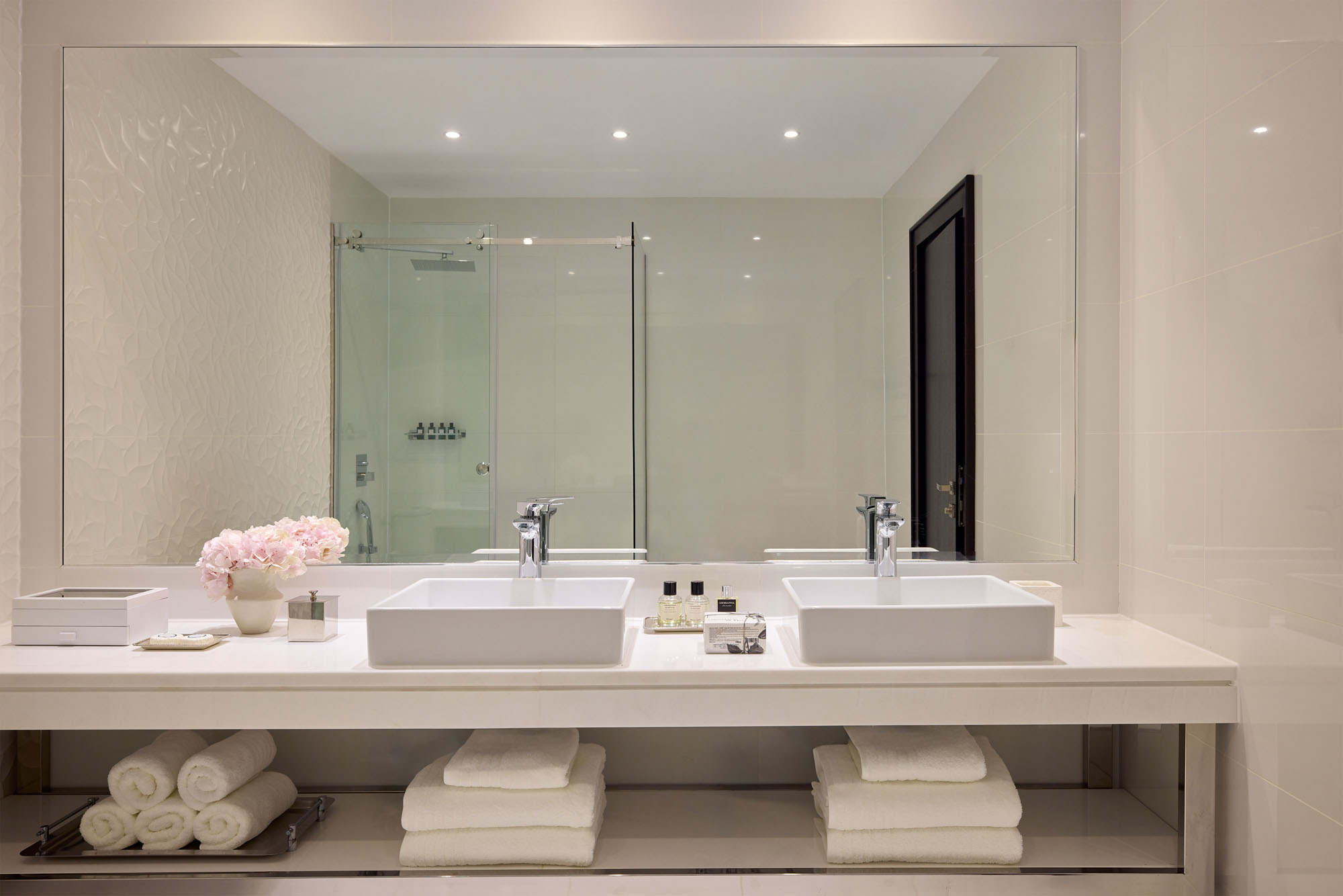 4 family suite two bedroom sea view bathroom