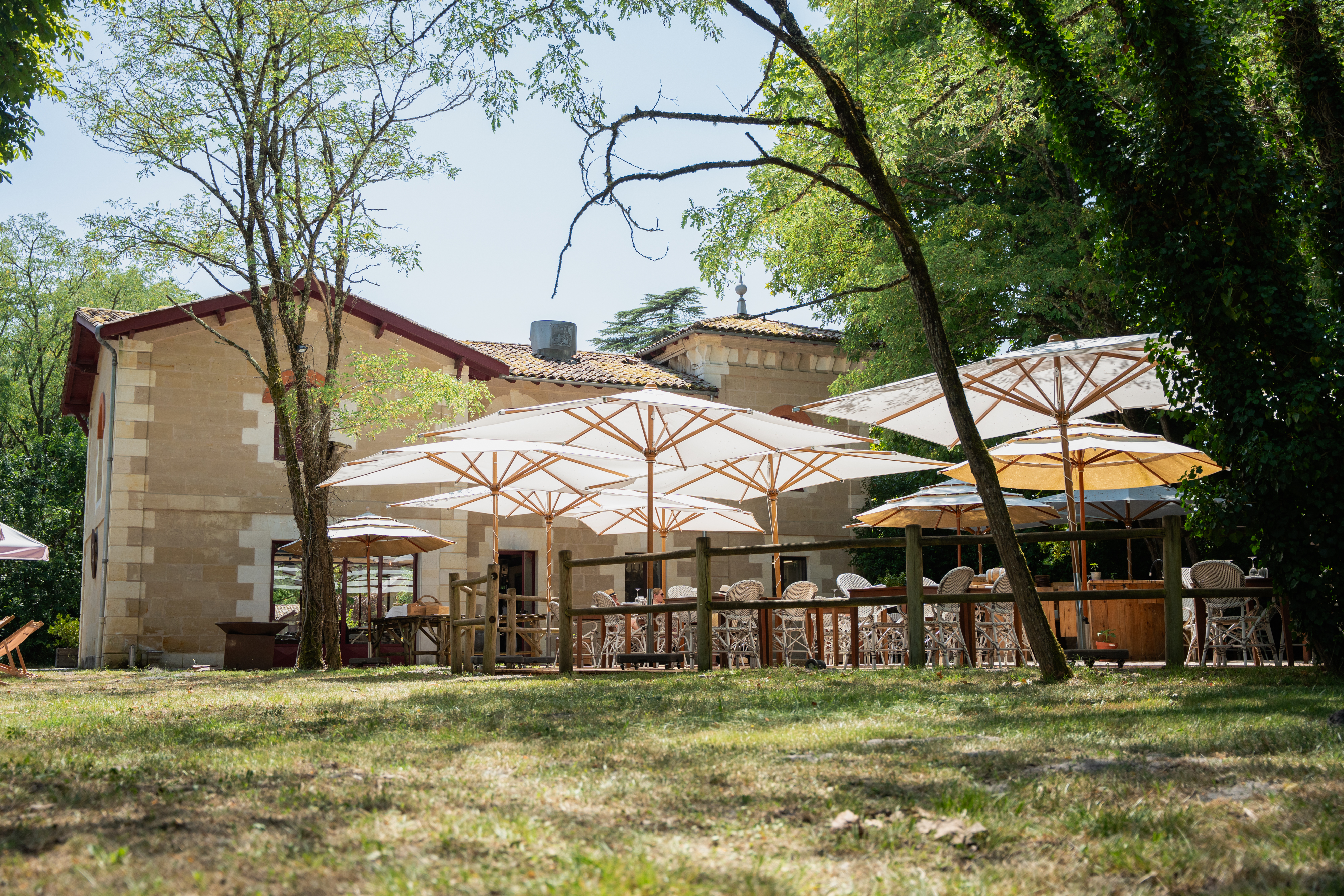terrasse ombragee le manege chateau leognan credit venezance