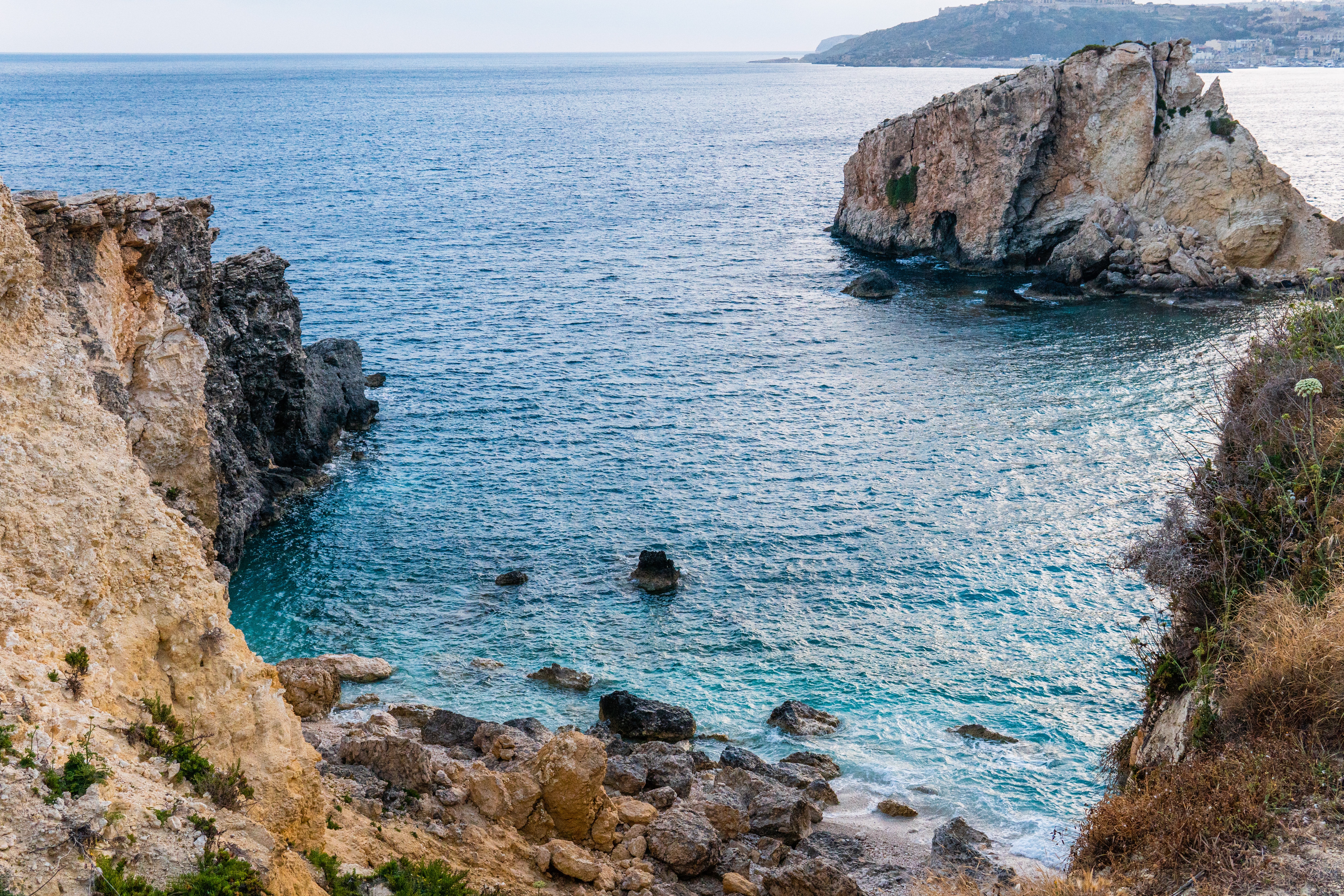 malta zee en rotsen